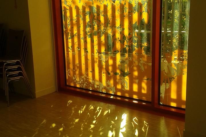 Soleil à travers baie vitrée