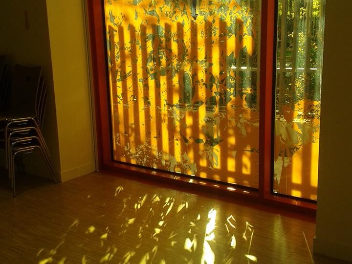 Soleil à travers baie vitrée