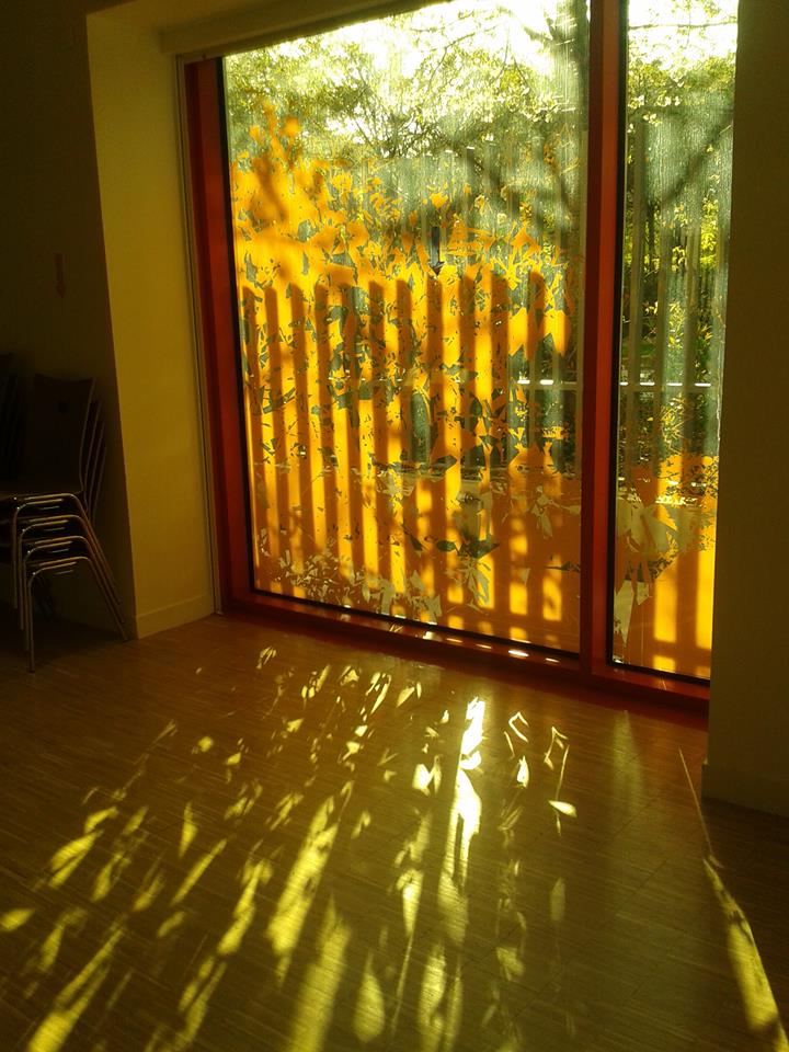 Soleil à travers baie vitrée