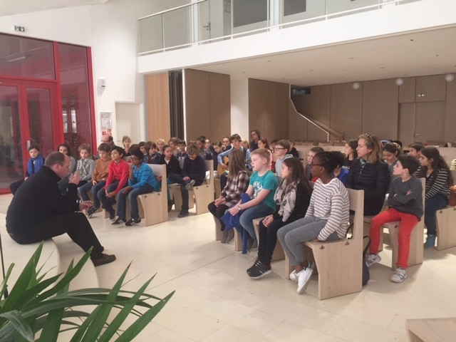 Catéchisme CM2 dans la chapelle de la maison Ozanam