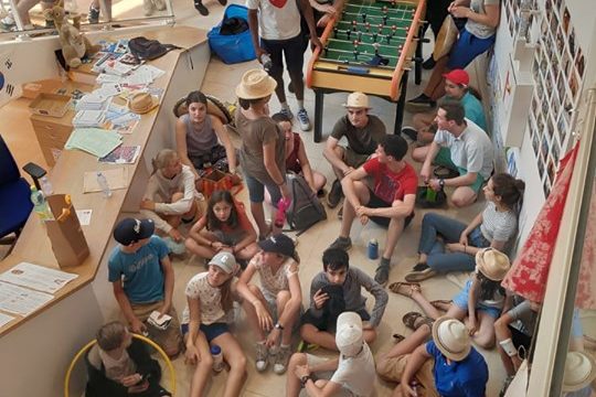 Jeunes dans le hall de la Maison