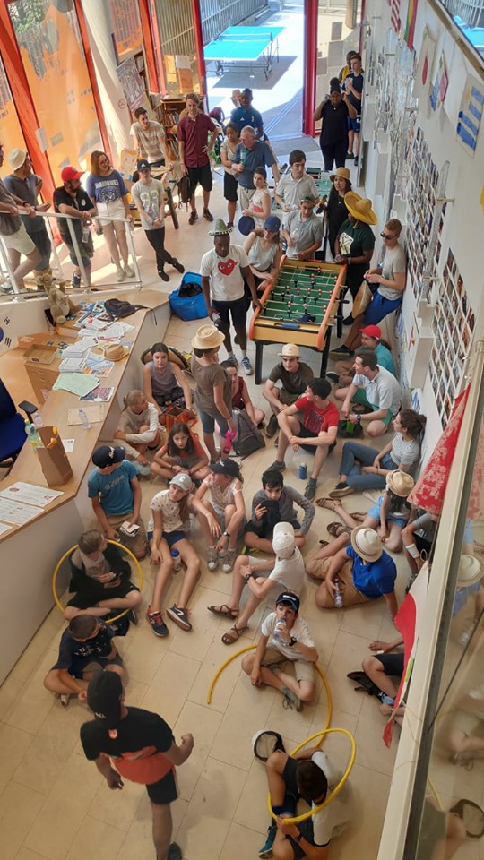 Jeunes dans le hall de la Maison