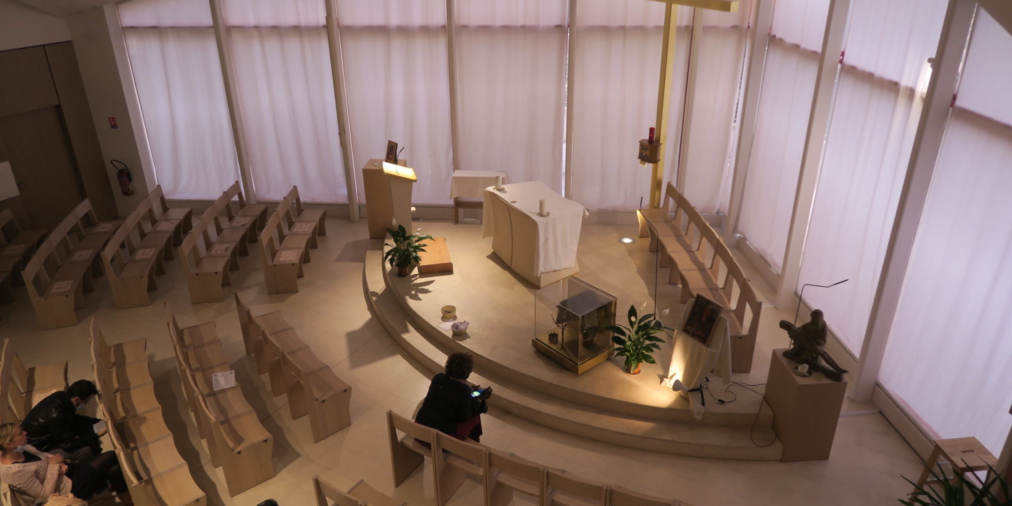 Prière dans la chapelle