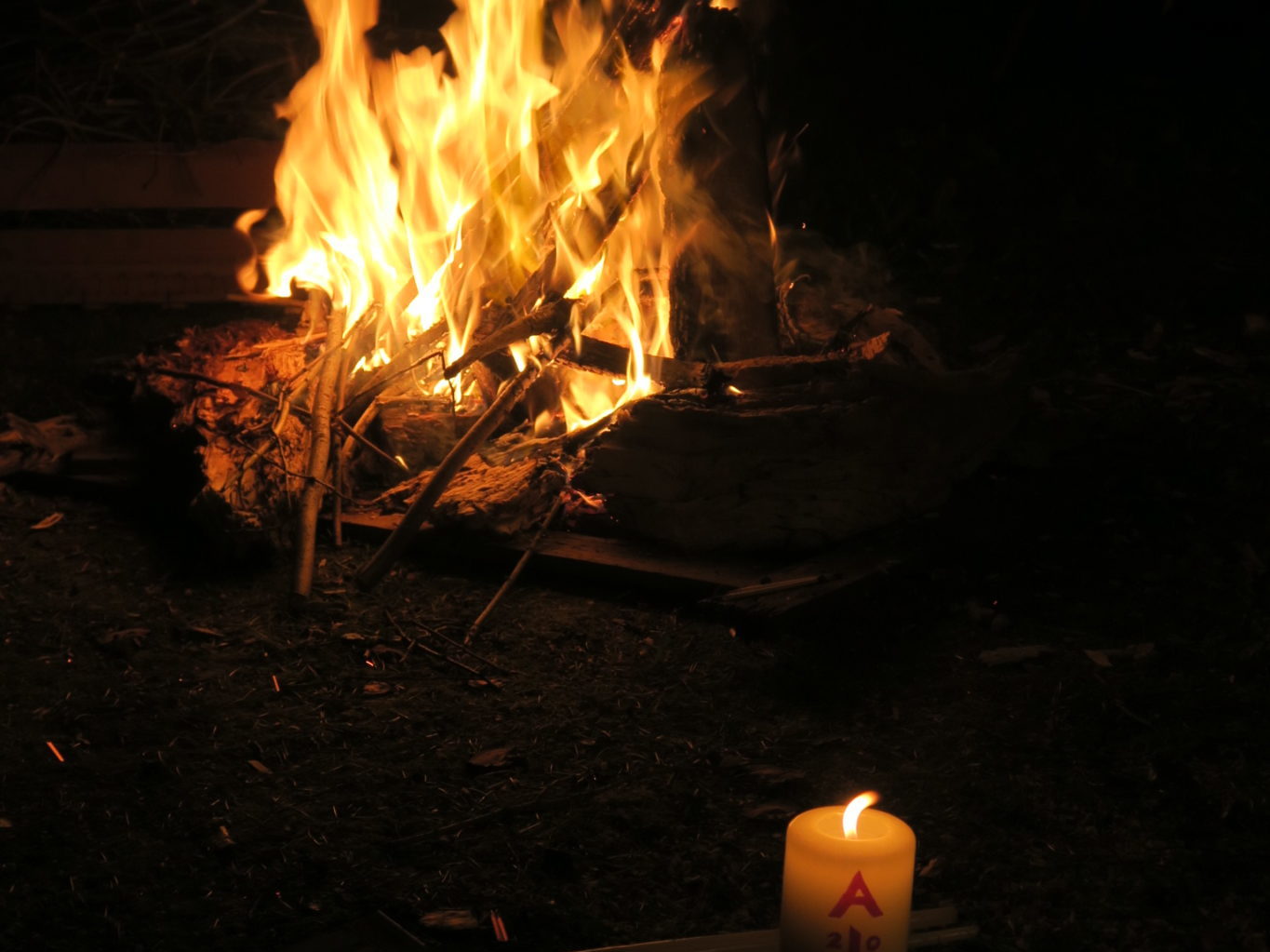 Feu et cierge pascal