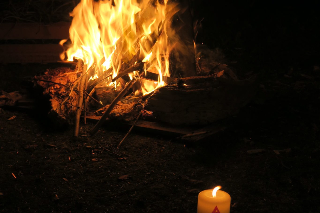 Feu et cierge pascal