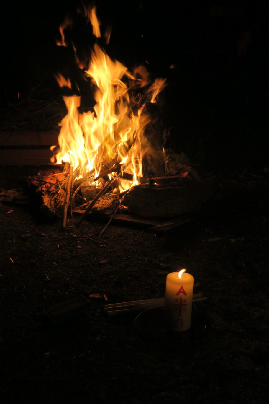 Feu et cierge pascal